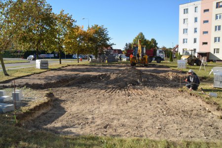 Plac, z którego zdjęto wierzchnią warstwę gruntu, przygotowany pod budowę parkingu