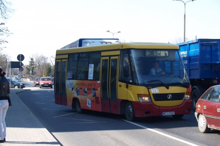 Miejski autobus ruszający z przystanku.