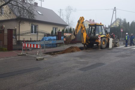 Koparka robi wykop pod budowę kanalizacji sanitarnej w ul. Granicznej