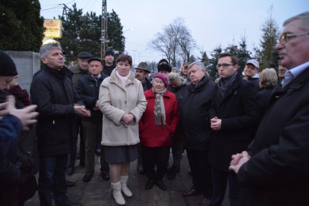 Spotkanie na ul. Kwiatowej. Przedstawiciele władz miasta i powiatu rozmawiają z mieszkańcami tej ulicy