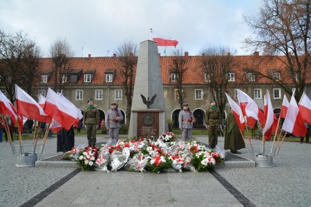 Pomnik poświęcony Marszałkowi Józefowi Piłsudskiemu, przy nim warta honorowa, pod obeliskiem wieńce ozdobione wieńcami w barwach narodowych