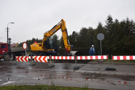 Koparka wykonuje wykop pod budowę kanalizacji deszczowej