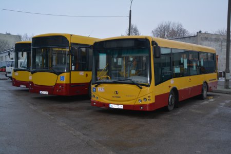 Ustawione rzędem autobusy w zajezdni Zakładu Komunikacji Miejskiej