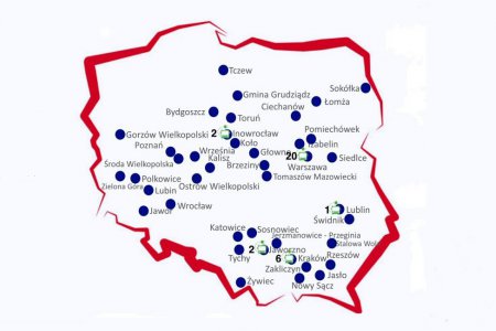 Schematyczna mapa Polski z zaznaczonymi miastami i gminami, które zawarły porozumienie w sprawie rozwoju elektromobilności