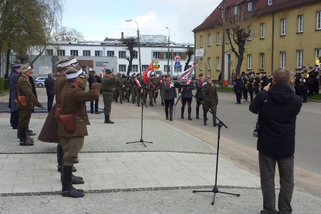 Na pl. Piłsudskiego trwa uroczystość patriotyczna. Żołnierze salutują