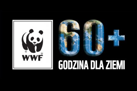 Plakat promujący akcję. Kompozycja grafiki i tekstu. Po lewej rysunek pandy, pod zwierzęciem litery WWF, po prawej napis 60+ godzina dla ziemi