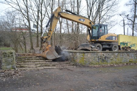 Koparka zrywa betonową konstrukcję starej plenerowej sceny w parku Marii Konopnickiej