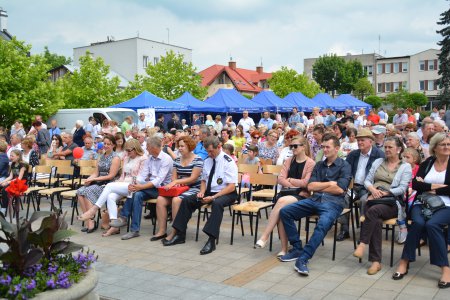 Plac Jana Pawła II a na nim publiczność zgromadzona podczas z jednej z imprez Dni Ciechanowa