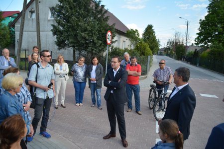 Spotkanie prezydenta Ciechanowa z mieszkańcami ul. Bielińskiej. Spotkanie odbywa się na nowo wybudowanej ulicy