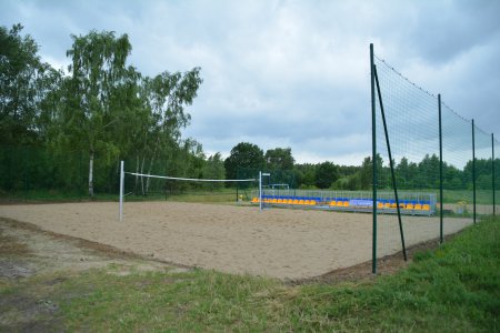 Nowe boisko. Po prawej ogrodzenie z siatki, tzw. piłkochwyt