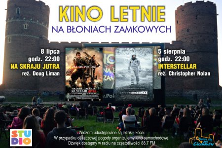 Plakat zapowiadający 2 edycja kina letniego. Na ścianie Zamku Książąt Mazowieckich wisi ekran, na którym wyświetlany jest film. Obok ekranu na plakacie widnieją datu seansów: 8 lipca i 5 sierpnia