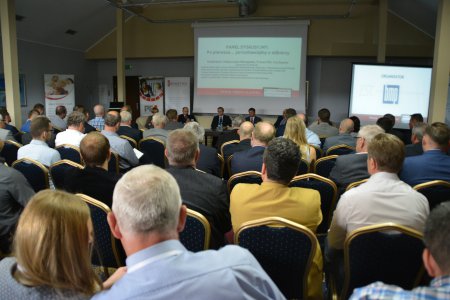 Uczestnicy konferenji oglądają prezentację multimedialną