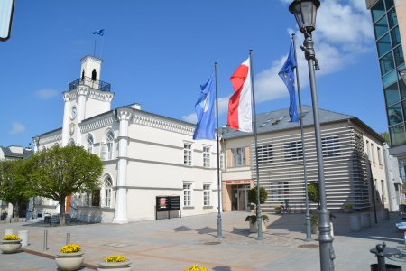 Ratusz - ujęcie z boku, od strony wejścia do Urzędu Stanu Cywilnego