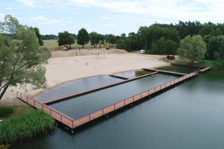 Widok z góry na kąpielisko Krubin. Nowy pomost i plaża