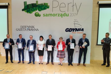 Wspólne zdjęcie laureatów konkursu na tle ścianki promującej konkurs