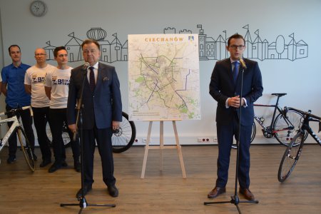 W czasie konferencji prasowej w ratuszu. Prezydent Ciechanowa Krzysztof Kosiński i marszałek województwa mazowieckiego Adam Struzik prezentują mapę z zaznaczoną siecią planowanych ścieżek rowerowych.