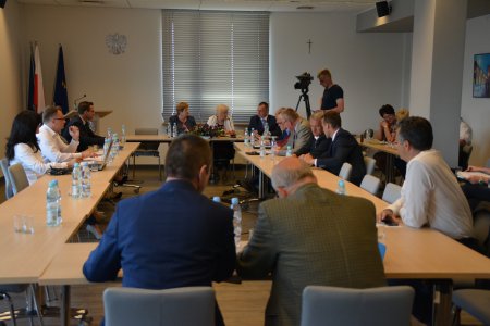 Sala konferencyjna Urzędu Miasta. Radni siedzą przy stole konferencyjnym. Trwa sesja