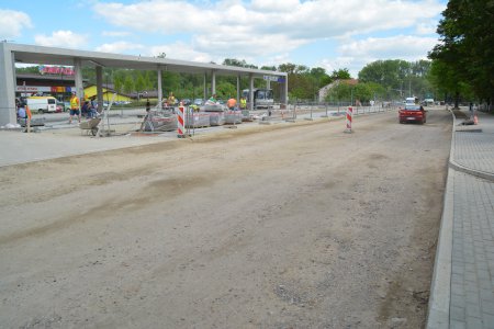 Fragment ul. Sienkiewicza. Po prawej dworzec autobusowy. Na pierwszym planie podłoże przygotowane do położenia asfaltu