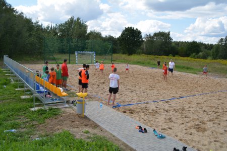 Dzieci grają w plażową piłkę ręczną