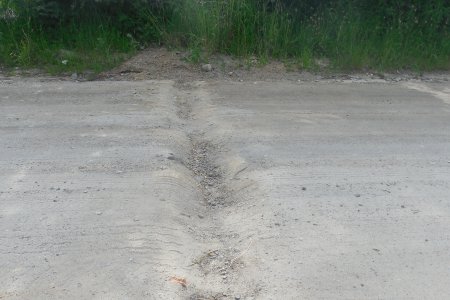 Rów wykopany w poprzek gruntowej drogi 