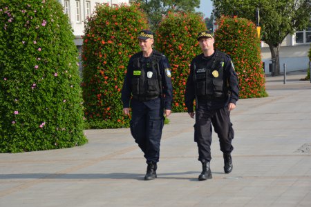 Dwóch strażników miejskich podczas patrolu na pl. Jana Pawła II