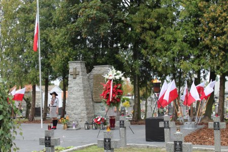 Dwie harcerki pełnią wartę przy Kwaterze Wojska Polskiego i Ofiar Terroru, mieszczącej się na cmentarzu komunalnym. Stoją po obu stronach około 3-metrowej kolumny z równoramiennym krzyżem, obok której znajduje siępodobnej wysokości mur z tablicą