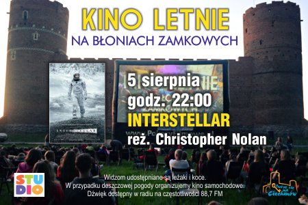 Plakat informujący o drugim seansie kina letniego na zamkowych błoniach. W tla Zamek Książąt Mazowieckich, na którym wisi ekran z kadrem z filmu oraz dużym zdjęciem człowieka w kombinezonie. Pod zamkiem publiczność siedząca na krzesłach. Na plakacie umieszczono tekst: 