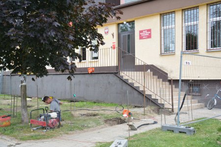 Trwa przygotowanie do budowy podjazdu. Plac został ogrodzony. Teren przygotowuje pracownik firmy, która wybuduje podjazd