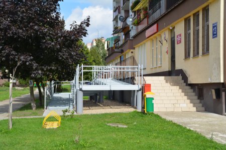 Nowa pochylnia. Będzie służyła osobom na wózkach i mamom z wózkami dziecięcymi