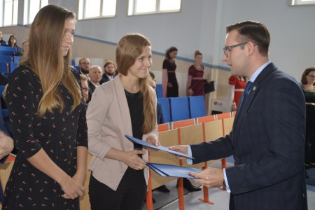 Prezydent Ciechanowa wręcza dyplomy dwóm najlepszym studentkom