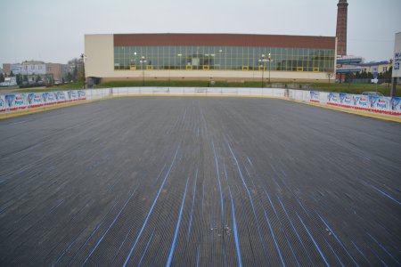 Podłoże przygotowane do dalszego montażu lodowiska. Wokół ustawiono bandy