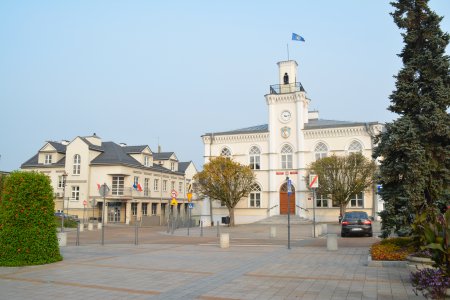 Frontowa elewacja ratusza. Po lewej widać także budynek urzędu miasta przy ul. Wodnej