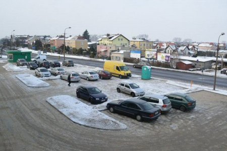 Zmodernizowany parking przed „blaszakiem”