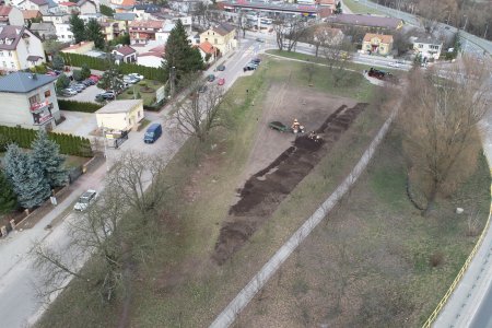 Zielony labirynt powstaje na skwerze przy ul. Fabr