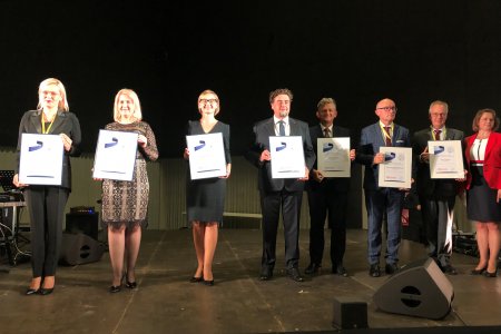 Sekretarz miasta Adrianna Saganek wśród laureatów rankingu. W rękach trzyma dyplom.