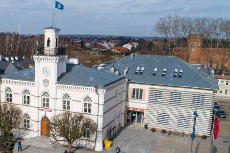 Ratusz widziany z góry. Zdjęcie wykonane przy słonecznej pogodzie. Po prawej w głębi widać fragment Zamku Książąt Mazowieckich.