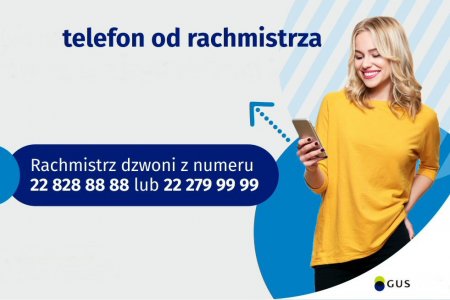 Na grafice jest napis: Odbierz telefon od rachmistrza i skorzystaj z jego pomocy! Rachmistrz dzwoni z numeru 22 828 88 88 lub 22 279 99 99. Po prawej stronie widać uśmiechniętą kobietę trzymającą w dłoni telefon. Na dole grafiki są cztery małe koła ze znakami dodawania, odejmowania, mnożenia i dzielenia, obok nich napis: Liczymy się dla Polski! W prawym dolnym rogu jest logotyp spisu: dwa nachodzące na siebie pionowo koła, GUS, pionowa kreska, Narodowy Spis Powszechny Ludności i Mieszkań 2021.