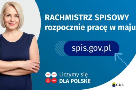 Po lewej stronie grafiki widać kobietę o miłej uśmiechniętej twarzy. Po prawej stronie grafiki jest napis: Rachmistrz spisowy rozpocznie pracę w maju! Poniżej jest napis spis.gov.pl. Na dole grafiki są cztery małe koła ze znakami dodawania, odejmowania, mnożenia i dzielenia, obok nich napis: Liczymy się dla Polski! 