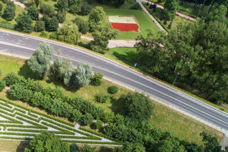 Dwa tereny zielone rozdzielone biegnąca poziomo ulicą Płocką. W górę od Płockiej znajduje się tylna część parku Marii Konopnickiej. Między drzewami znajduje się tam wzniesienie, na którym duży kształt Polski obsadzono kwiatami. W połowie białymi, w połowie czerwonymi. Patriotyczna kompozycja jest dobrze widoczna dla kierowców i pieszych przemieszczających się w stronę ulicy Tatarskiej. W dół od ulicy Płockiej rosną drzewa, a między nimi znajduje się zielony labirynt. To trójkątny obszar obsadzony krzewami, tak, by tworzyły labirynt.