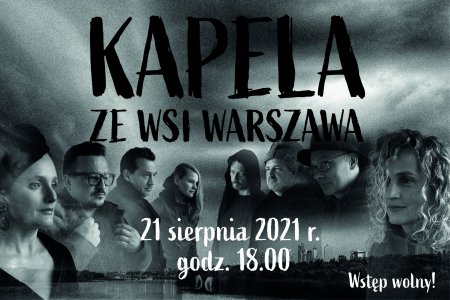 Grafika informująca o koncercie Kapeli ze Wsi Warszawa. Zawiera informacje organizacyjne. W czarno-białym nieco rozmytym tle umieszczono wizerunki członków zespołu. Na samym dole grafiki znajduje się półprzezroczysty zarys rzeki z drzewami po obu stronach i miastem na wprost. W oddali za lasem po prawej wystają zarysy wieżowców.