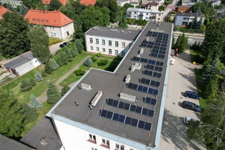 Dach szkoły podstawowe numer 6, na którym równomiernie rozłożono panele fotowoltaiczne.