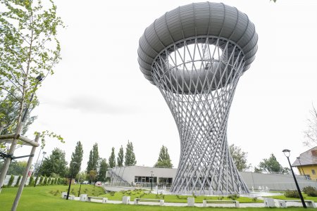 Wieża ciśnień i Park Nauki Torus, położony u jej podnóża