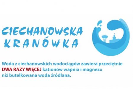 Grafika zawierająca tekst po lewej: (dużymi literami) Ciechanowska Kranówka, (małymi literami) Woda z ciechanowskich wodociągów zawiera przeciętnie DWA RAZY WIĘCEJ kationów wapnia i magnezu niż butelkowana woda źródlana. Rysunek po prawej to niebieska fala, która zamaszyście tworząc koło otacza malutką wieżę ciśnień i ratusz.