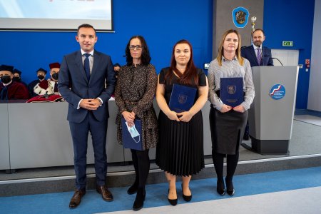 Prezydent Ciechanowa w towarzystwie trzech najlepszych studentek Państwowej Uczelni Zawodowej. Każda z pań trzyma w ręku niebieską teczkę z herbem Ciechanowa, zawierającą list gratulacyjny od prezydenta.