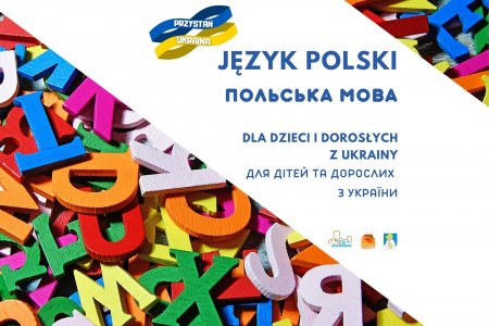 Grafika z napisem w językach polskim i ukraińskim na przemian: Język polski, Польська мова, dla dzieci i dorosłych z Ukrainy, для дітей та дорослих з України. Nad tekstem jest mała grafika inicjatywy Przystań Ukraina., przypominająca  dwie spłaszczone ósemki ułożone poziomo jedna nad drugą. Górna ósemka jest niebieska, dolna żółta. Na górnej jest napis: Przystań, na dolnej: Ukraina.