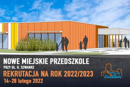 Grafika informująca o początku rekrutacji do nowego miejskiego przedszkola. W dolnej części grafiki jest napis: Nowe Miejskie Przedszkole przy ulicy Karola Szwanke, Rekrutacja na rok 2022/2023, 14-28 lutego 2022. Obok napisy jest logo Ciechanowa. W górnej części jest ilustracja jak będzie wyglądało nowe przedszkole. To niski, parterowy budynek. Po prawej jest zadaszone wejście. Na wprost duże okno, a przed nim wysokie rośliny. Przy wejściu i wzdłuż ściany budynku umieszczono postaci dorosłych z dziećmi.