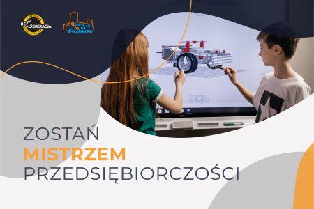 U góry, na fragmencie tła w kolorze granatowym (bardzo ciemny niebieski) znajdują się dwa logotypy: Fundacji Regeneracja i Miasta Ciechanów. Niżej, na szarym tle. dwoje dzieci rysuje pojazd o futurystycznym kształcie, stojący na dwóch kołach. Rysunek powstaje na dużym jasnym ekranie. Dzieci rysując korzystają ze specjalnych rysików. Pod zdjęciem rysujących dzieci znajduje się duży tytuł: „Zostań Mistrzem Przedsiębiorczości”.