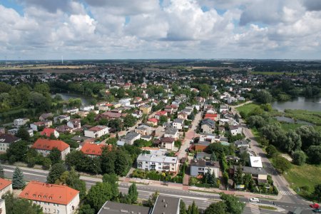 Zdjęcie wykonane z lotu ptaka. Z góry pokazano fragment miasta z jednorodzinną zabudową, mieszczący się między ciechanowskimi Kanałami (po lewej), ulicą 17 Stycznia (na dole zdjęcia) i Doliną Łydyni (po prawej). Kanały i Dolina Łydyni to tereny, w których mieszczą się duże zbiorniki wodne oraz mnóstwo pięknej zieleni.