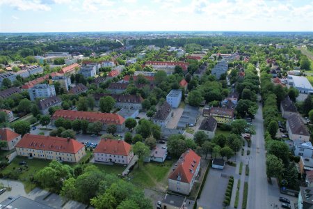 Dzielnica Bloki z lotu ptaka. Poniemieckie budynki mają dachy w kolorze cegły. Między budynkami jest dużo zieleni. Rosną tu wysokie drzewa i krzewy.