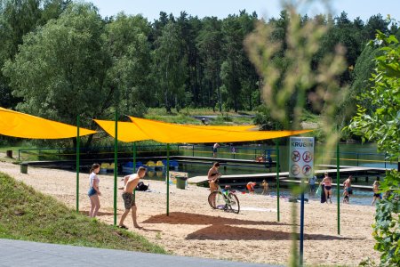 Dzieci bawiące się na plaży przy zbiorniku wodnym na Krubinie. 